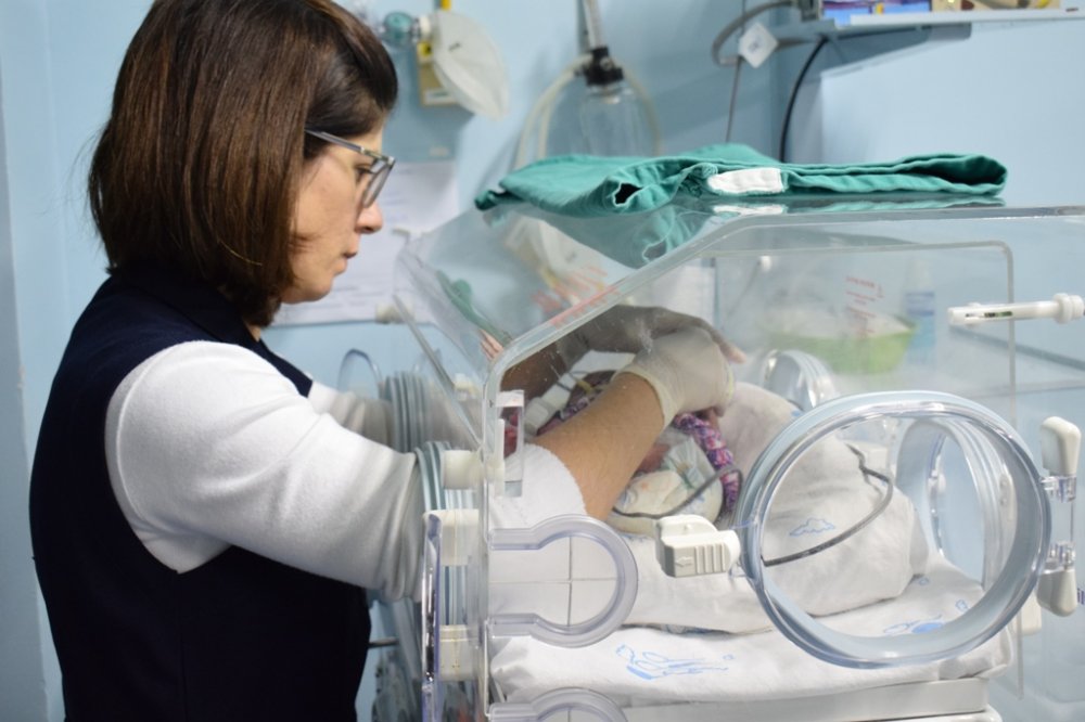 Santa Casa usa polvo de crochê como terapia na UTI Neonatal